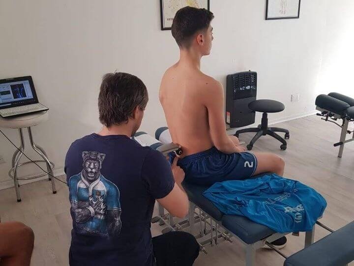 Atleta de la Selección Argentina de Vóley en sesión en 24 Quiropraxia